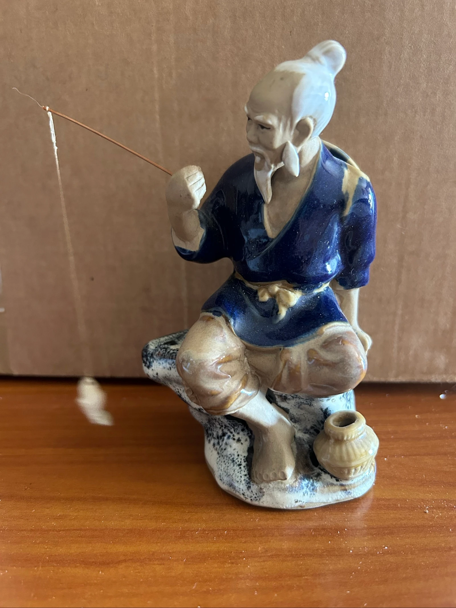 Estatueta uma peça decorativa tradicional chinesa do estilo Shiwan Mudman (ou cerâmica de Shiwan).